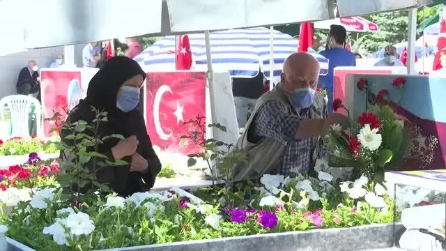 Şehit aileleri yakınlarının Cebeci Askeri Şehitliği'ndeki mezarlarını ziyaret etti Şehit aileleri yakınlarının Cebeci Askeri Şehitliği'ndeki mezarlarını ziyaret etti