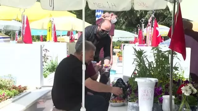 Şehit aileleri yakınlarının Cebeci Askeri Şehitliği'ndeki mezarlarını ziyaret etti Şehit aileleri yakınlarının Cebeci Askeri Şehitliği'ndeki mezarlarını ziyaret etti
