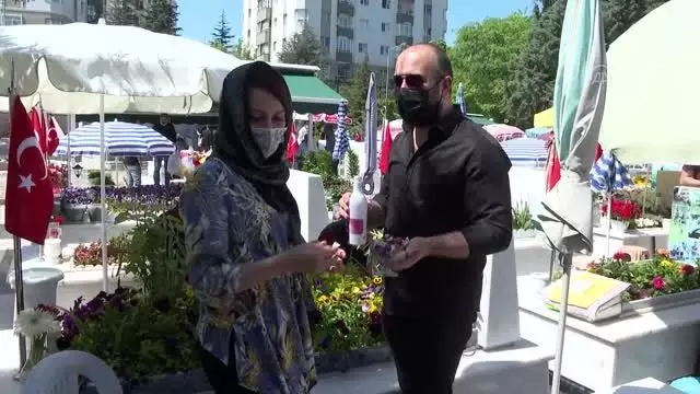 Şehit aileleri yakınlarının Cebeci Askeri Şehitliği'ndeki mezarlarını ziyaret etti Şehit aileleri yakınlarının Cebeci Askeri Şehitliği'ndeki mezarlarını ziyaret etti