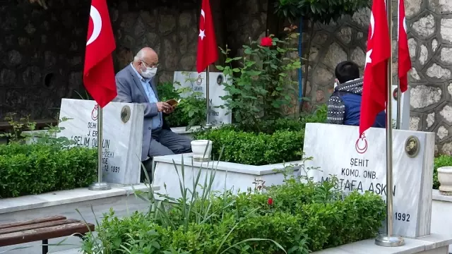Son Dakika | Şehit yakınları bayramın ilk ziyaretinde şehitliğe koştu Son Dakika | Şehit yakınları bayramın ilk ziyaretinde şehitliğe koştu