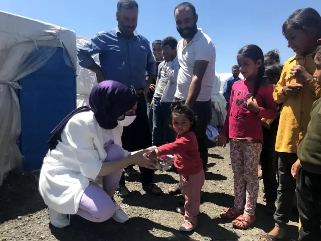 Şehit yakınlarından tarım işçisi çocuklarına bayramlık Şehit yakınlarından tarım işçisi çocuklarına bayramlık