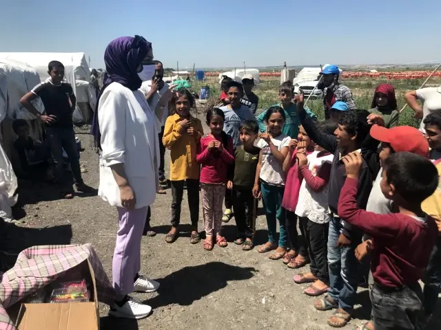 Şehit yakınlarından tarım işçisi çocuklarına bayramlık Şehit yakınlarından tarım işçisi çocuklarına bayramlık