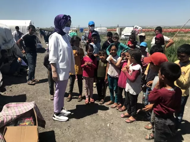Şehit yakınlarından tarım işçisi çocuklarına bayramlık Şehit yakınlarından tarım işçisi çocuklarına bayramlık