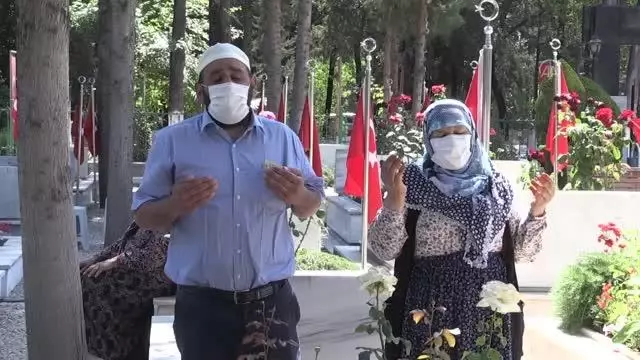 Son dakika haberi: Şehitliklerde hüzünlü bayram Son dakika haberi: Şehitliklerde hüzünlü bayram