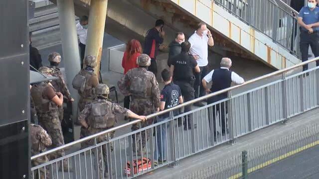 Son Dakika: Haramidere'de metrobüsü rehin alan şahıs, araçtan indirilerek gözaltına alındı Son Dakika: Haramidere'de metrobüsü rehin alan şahıs, araçtan indirilerek gözaltına alındı