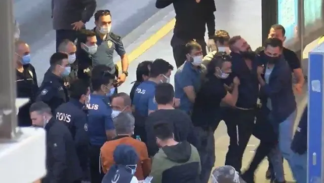 Son Dakika: Haramidere'de metrobüsü rehin alan şahıs, araçtan indirilerek gözaltına alındı Son Dakika: Haramidere'de metrobüsü rehin alan şahıs, araçtan indirilerek gözaltına alındı