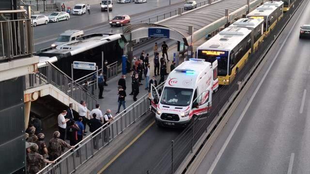 Son Dakika: Haramidere'de metrobüsü rehin alan şahıs, araçtan indirilerek gözaltına alındı Son Dakika: Haramidere'de metrobüsü rehin alan şahıs, araçtan indirilerek gözaltına alındı