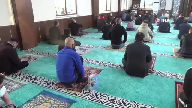 Sosyal mesafeli bayram namazı Sosyal mesafeli bayram namazı