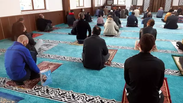 Sosyal mesafeli bayram namazı Sosyal mesafeli bayram namazı