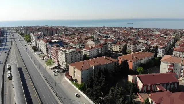 Tam kapanmada bayram sabahı yollar boş kaldı Tam kapanmada bayram sabahı yollar boş kaldı