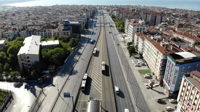 Tam kapanmada bayram sabahı yollar boş kaldı Tam kapanmada bayram sabahı yollar boş kaldı