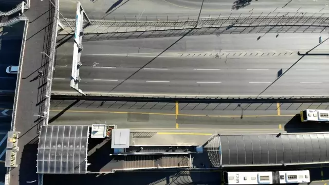 Tam kapanmada bayram sabahı yollar boş kaldı Tam kapanmada bayram sabahı yollar boş kaldı