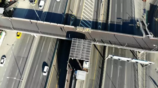 Tam kapanmada bayram sabahı yollar boş kaldı Tam kapanmada bayram sabahı yollar boş kaldı