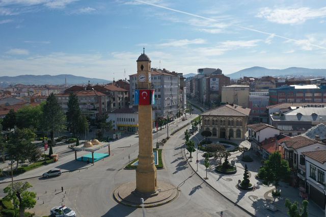 Tarihi Saat Kulesi'ne Doğu Türkistan ve Filistin bayrağı asıldı Tarihi Saat Kulesi'ne Doğu Türkistan ve Filistin bayrağı asıldı
