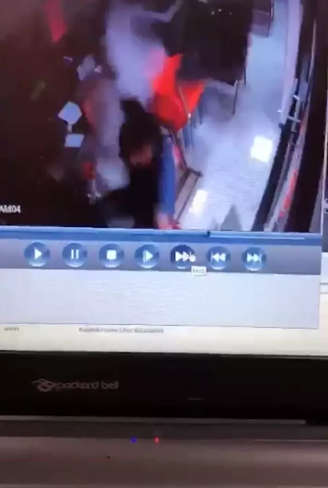 Asma kat delindi, 3 metre yükseklikten dükkanın ortasına daldı: Ufak bir hata büyük sıkıntılar yaratabilir Asma kat delindi, 3 metre yükseklikten dükkanın ortasına daldı: Ufak bir hata büyük sıkıntılar yaratabilir