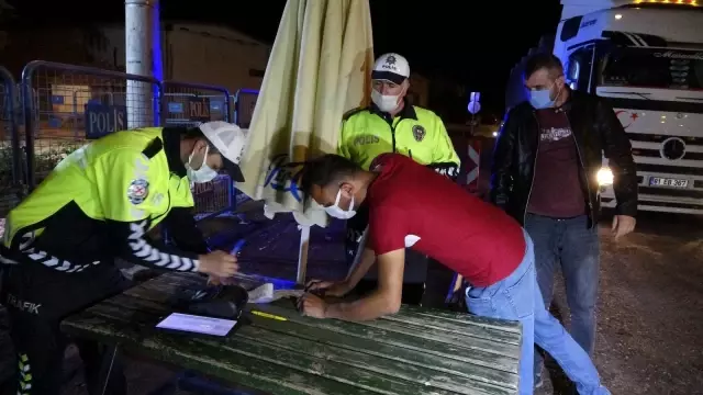 Ticari takside izin belgesiz yakalandılar, cezadan kaçamadılar Ticari takside izin belgesiz yakalandılar, cezadan kaçamadılar
