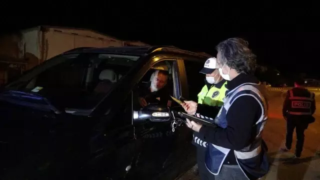 Ticari takside izin belgesiz yakalandılar, cezadan kaçamadılar Ticari takside izin belgesiz yakalandılar, cezadan kaçamadılar