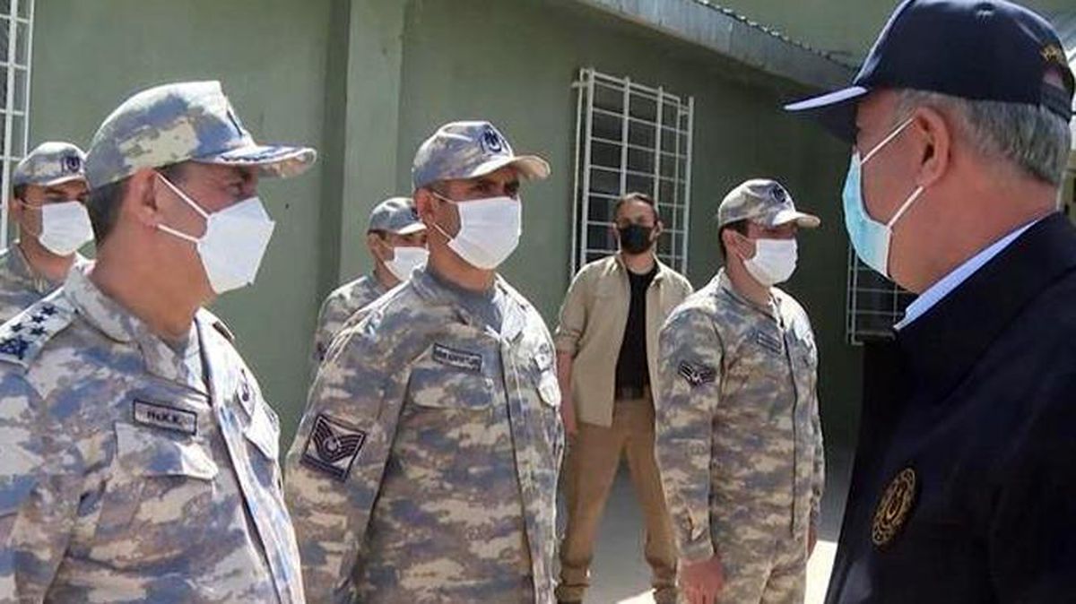 Bayramda üs bölgesini ziyaret eden Bakan Akar'ın astsubay ile diyaloğu duygulandırdı
