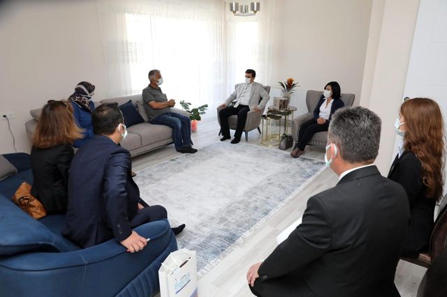 Vali Aslantaş, Ramazan Bayramı'nın ilk gününü şehit ve gazi aileleri ile birlikte geçirdi Vali Aslantaş, Ramazan Bayramı'nın ilk gününü şehit ve gazi aileleri ile birlikte geçirdi