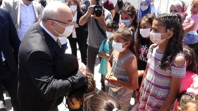 Vali Köşger, konteyner kentteki depremzedelerle bayramlaştı