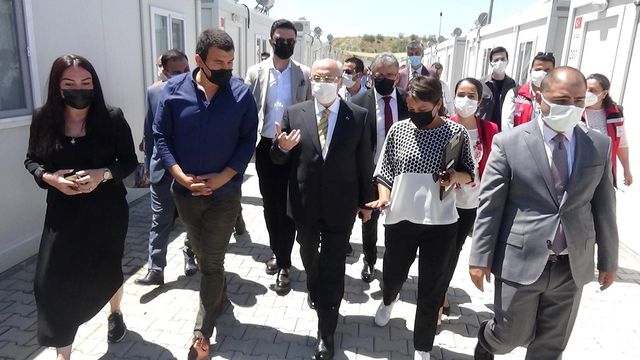 Vali Köşger, konteyner kentteki depremzedelerle bayramlaştı