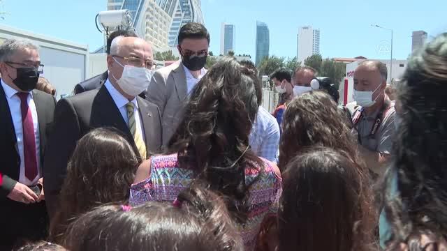 Vali Köşger, konteyner kentteki depremzedelerle bayramlaştı