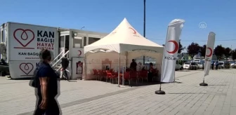 Vatandaşlar Türk Kızılay'a kan bağışında bulunuyor (3)
