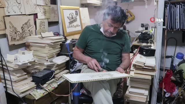5 metrekarelik dukkanda urettigi eserleri 32 3 14131867 o