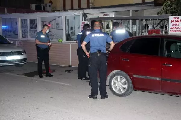 Adana'da evinin önünde silahlı saldırıya uğradı Adana'da evinin önünde silahlı saldırıya uğradı