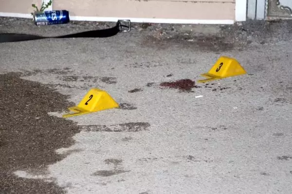 Adana'da evinin önünde silahlı saldırıya uğradı Adana'da evinin önünde silahlı saldırıya uğradı