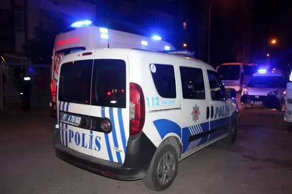 Adana'da evinin önünde silahlı saldırıya uğradı Adana'da evinin önünde silahlı saldırıya uğradı