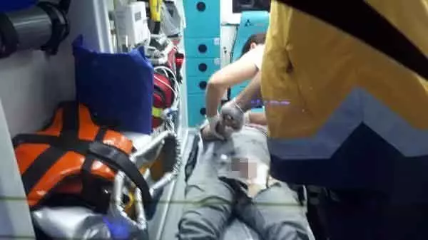Adana'da evinin önünde silahlı saldırıya uğradı Adana'da evinin önünde silahlı saldırıya uğradı