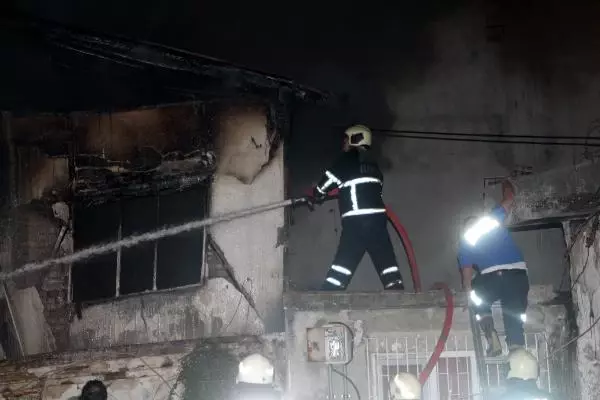 Adana'da metruk binada çıkan yangın endişe yarattı Adana'da metruk binada çıkan yangın endişe yarattı
