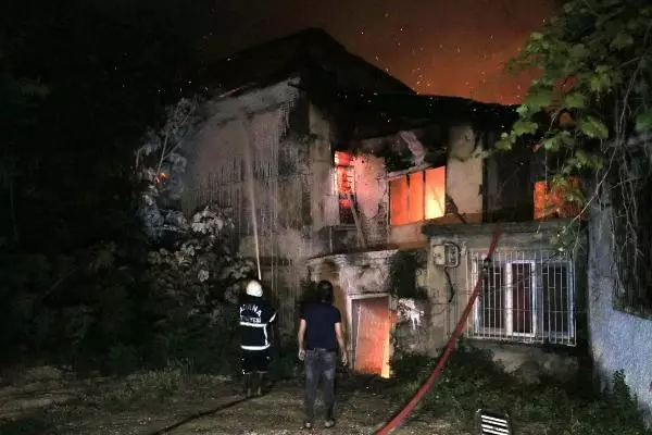 Adana'da metruk binada çıkan yangın endişe yarattı Adana'da metruk binada çıkan yangın endişe yarattı