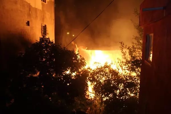 Adana'da metruk binada çıkan yangın endişe yarattı Adana'da metruk binada çıkan yangın endişe yarattı