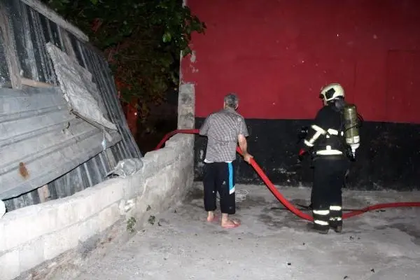Adana'da metruk binada çıkan yangın endişe yarattı Adana'da metruk binada çıkan yangın endişe yarattı