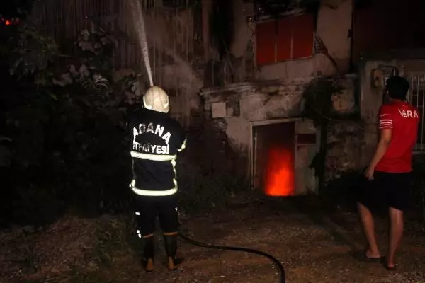 Adana'da metruk binada çıkan yangın endişe yarattı Adana'da metruk binada çıkan yangın endişe yarattı