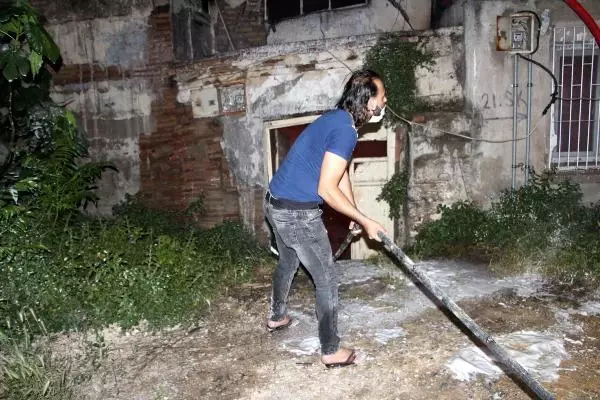 Adana'da metruk binada çıkan yangın endişe yarattı Adana'da metruk binada çıkan yangın endişe yarattı