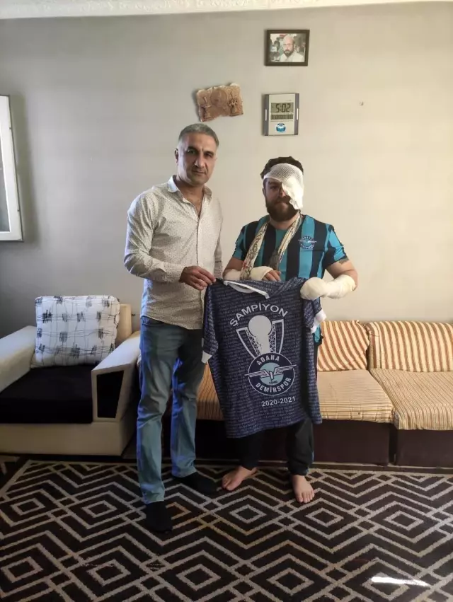 Adana Demirspor kulübü yöneticisi, şampiyonluk kutlamasında yaralanan taraftarları ziyaret etti Adana Demirspor kulübü yöneticisi, şampiyonluk kutlamasında yaralanan taraftarları ziyaret etti