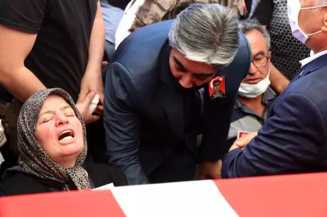 Ağrı'da şehit düşen özel harekatçı Denizli'de toprağa verildi Ağrı'da şehit düşen özel harekatçı Denizli'de toprağa verildi