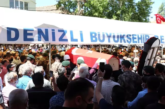Ağrı'da şehit düşen özel harekatçı Denizli'de toprağa verildi Ağrı'da şehit düşen özel harekatçı Denizli'de toprağa verildi