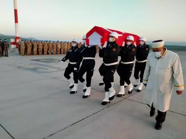 Son dakika haber... PKK'lı teröristlerin taciz ateşi sonucu şehit olan özel harekat polisinin naaşı memleketine uğurlandı Son dakika haber... PKK'lı teröristlerin taciz ateşi sonucu şehit olan özel harekat polisinin naaşı memleketine uğurlandı