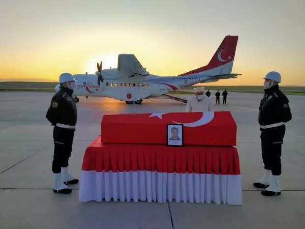 Son dakika haber... PKK'lı teröristlerin taciz ateşi sonucu şehit olan özel harekat polisinin naaşı memleketine uğurlandı Son dakika haber... PKK'lı teröristlerin taciz ateşi sonucu şehit olan özel harekat polisinin naaşı memleketine uğurlandı
