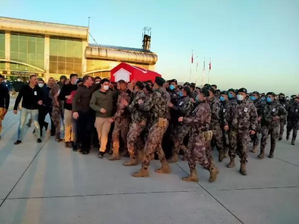 Son dakika haber... PKK'lı teröristlerin taciz ateşi sonucu şehit olan özel harekat polisinin naaşı memleketine uğurlandı Son dakika haber... PKK'lı teröristlerin taciz ateşi sonucu şehit olan özel harekat polisinin naaşı memleketine uğurlandı