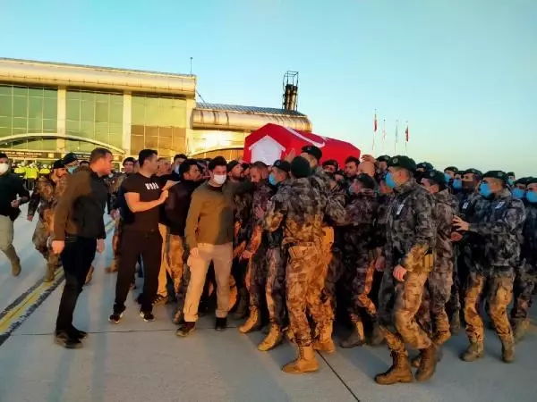 Son dakika haber... PKK'lı teröristlerin taciz ateşi sonucu şehit olan özel harekat polisinin naaşı memleketine uğurlandı Son dakika haber... PKK'lı teröristlerin taciz ateşi sonucu şehit olan özel harekat polisinin naaşı memleketine uğurlandı