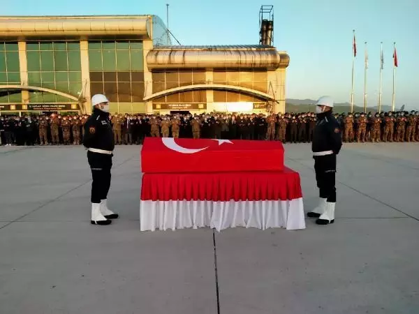 Son dakika haber... PKK'lı teröristlerin taciz ateşi sonucu şehit olan özel harekat polisinin naaşı memleketine uğurlandı Son dakika haber... PKK'lı teröristlerin taciz ateşi sonucu şehit olan özel harekat polisinin naaşı memleketine uğurlandı