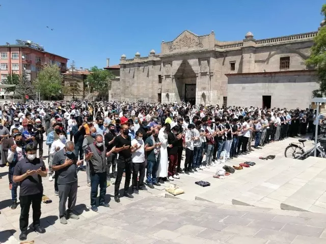 Gazze ve Kudüs şehitleri için Şanlıurfa'da gıyabi cenaze namazı kılındı Gazze ve Kudüs şehitleri için Şanlıurfa'da gıyabi cenaze namazı kılındı