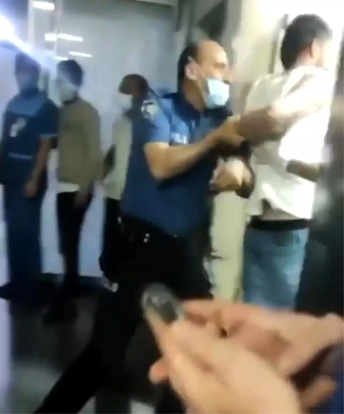 Alkollü olarak geldiği hastaneyi birbirine kattı