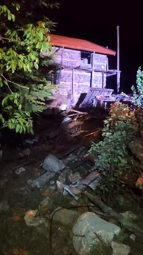 Son dakika haberi: Antalya'da yoldan çıkan otomobil takla attı: 1 ölü, 2 yaralı Son dakika haberi: Antalya'da yoldan çıkan otomobil takla attı: 1 ölü, 2 yaralı