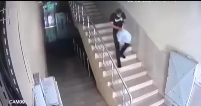 Batman'da apartmanda ayakkabı çalan hırsız kameraya yakalandı Batman'da apartmanda ayakkabı çalan hırsız kameraya yakalandı